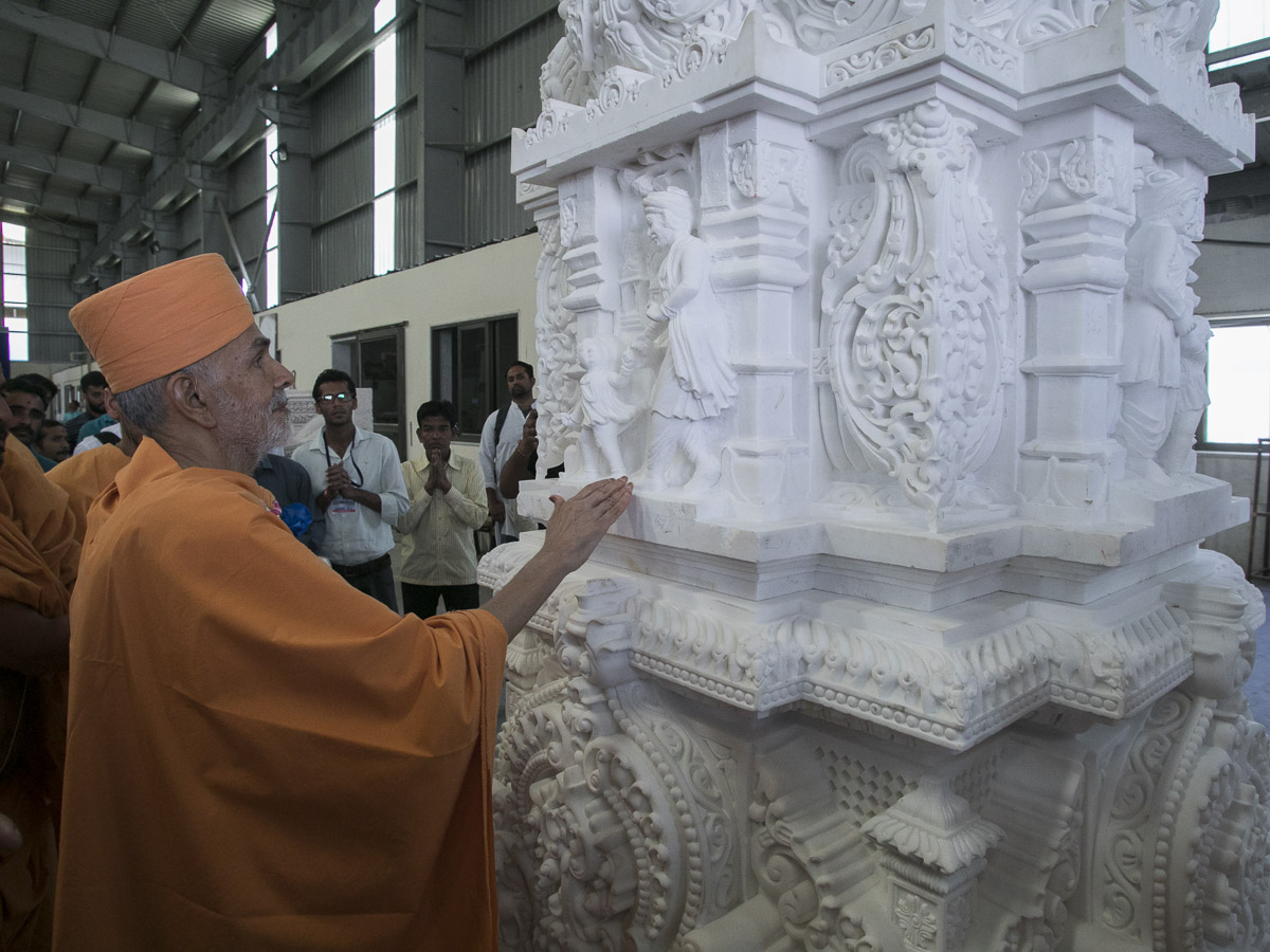 Param Pujya Mahant Swami Maharaj observes a pillar, 7 Mar 2017
