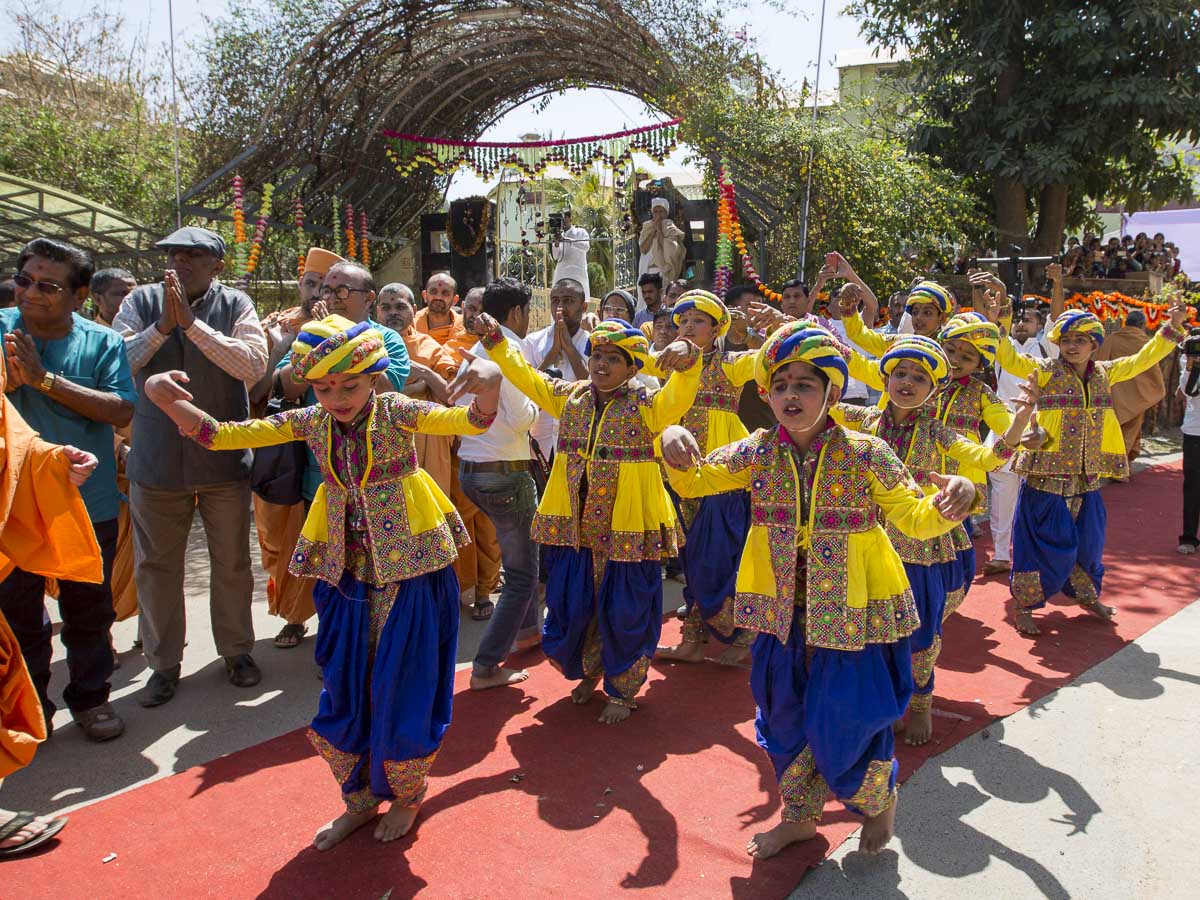 Students rejoice to welcome Param Pujya Mahant Swami Maharaj, 7 Mar 2017