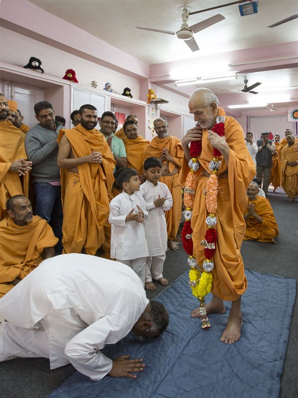 Shyambhai Raval welcomes Param Pujya Mahant Swami Maharaj with a garland, 7 Mar 2017