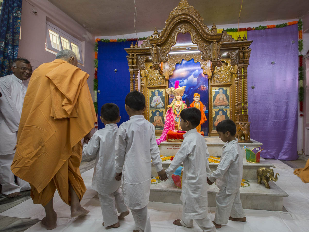 Students with Param Pujya Mahant Swami Maharaj perform pradakshina, 7 Mar 2017