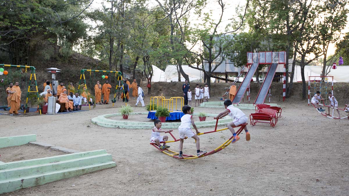 Students plays before Param Pujya Mahant Swami Maharaj, 7 Mar 2017