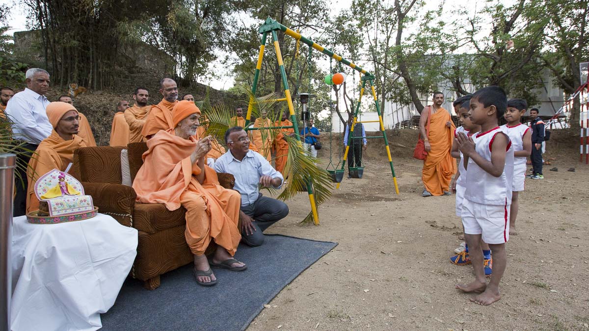 Param Pujya Mahant Swami Maharaj blesses students, 7 Mar 2017