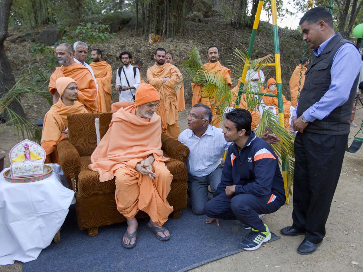 Param Pujya Mahant Swami Maharaj blesses teachers, 7 Mar 2017