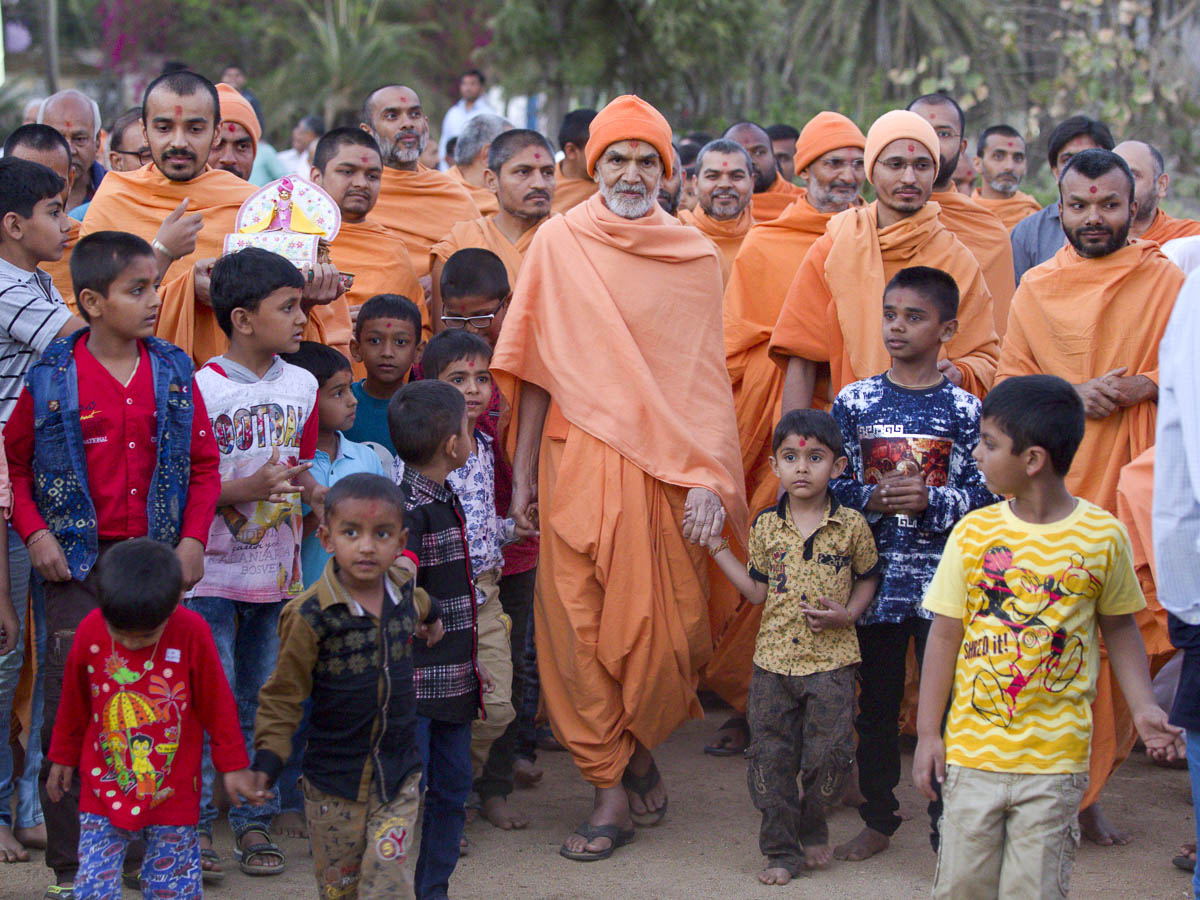Param Pujya Mahant Swami Maharaj with students, 7 Mar 2017