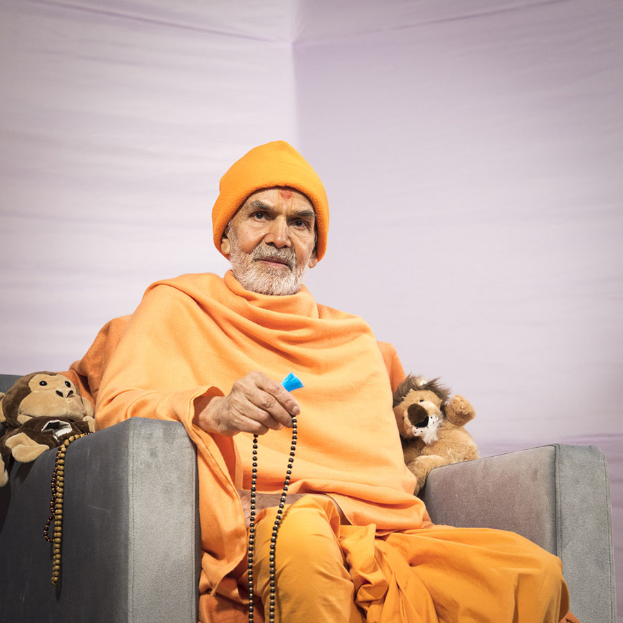 Param Pujya Mahant Swami Maharaj during evening satsang assembly, 7 Mar 2017