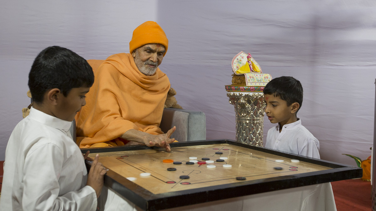 Param Pujya Mahant Swami Maharaj plays carrom with students, 7 Mar 2017