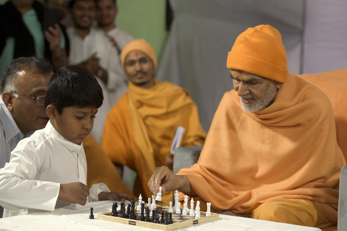 Param Pujya Mahant Swami Maharaj plays chess with a student, 7 Mar 2017