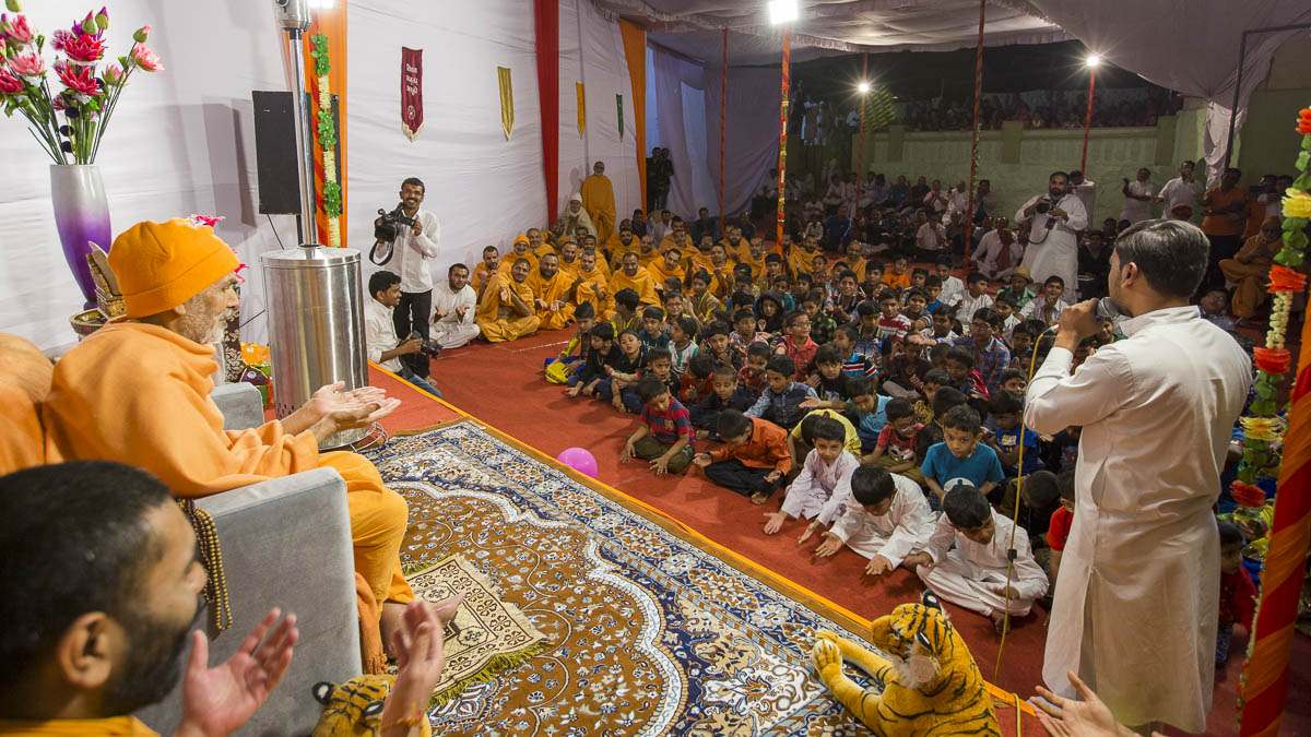 Param Pujya Mahant Swami Maharaj interacts with students, 7 Mar 2017