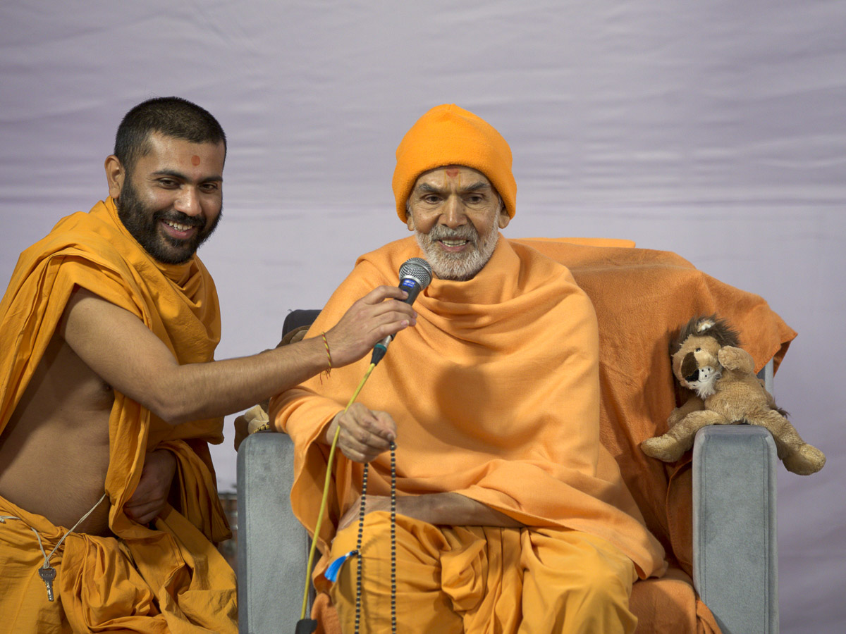 Param Pujya Mahant Swami Maharaj interacts with students, 7 Mar 2017