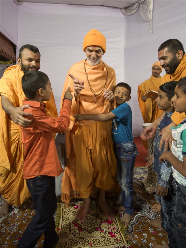 Param Pujya Mahant Swami Maharaj blesses students, 7 Mar 2017