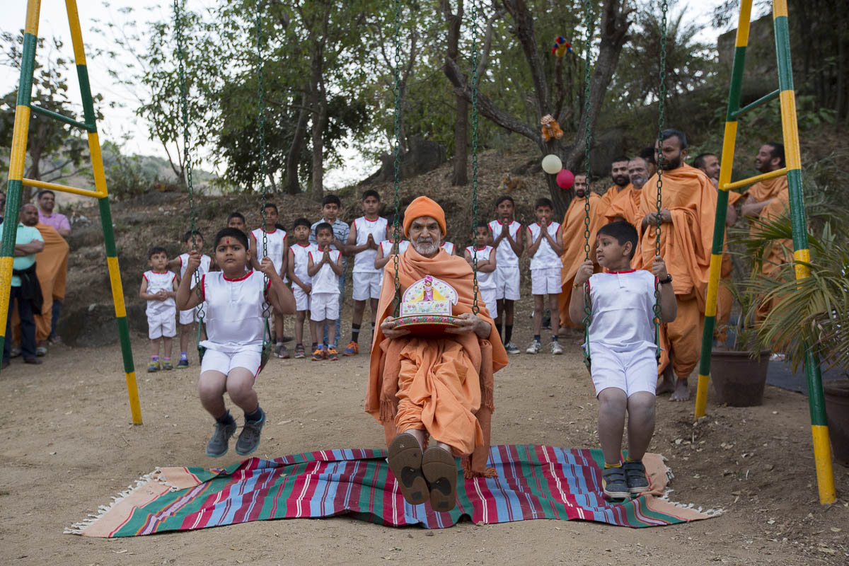 Param Pujya Mahant Swami Maharaj swings with students, 7 Mar 2017