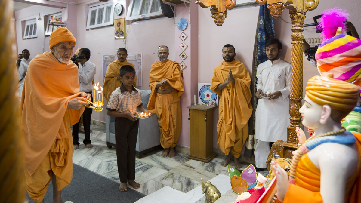 Param Pujya Mahant Swami Maharaj performs morning arti, 8 Mar 2017