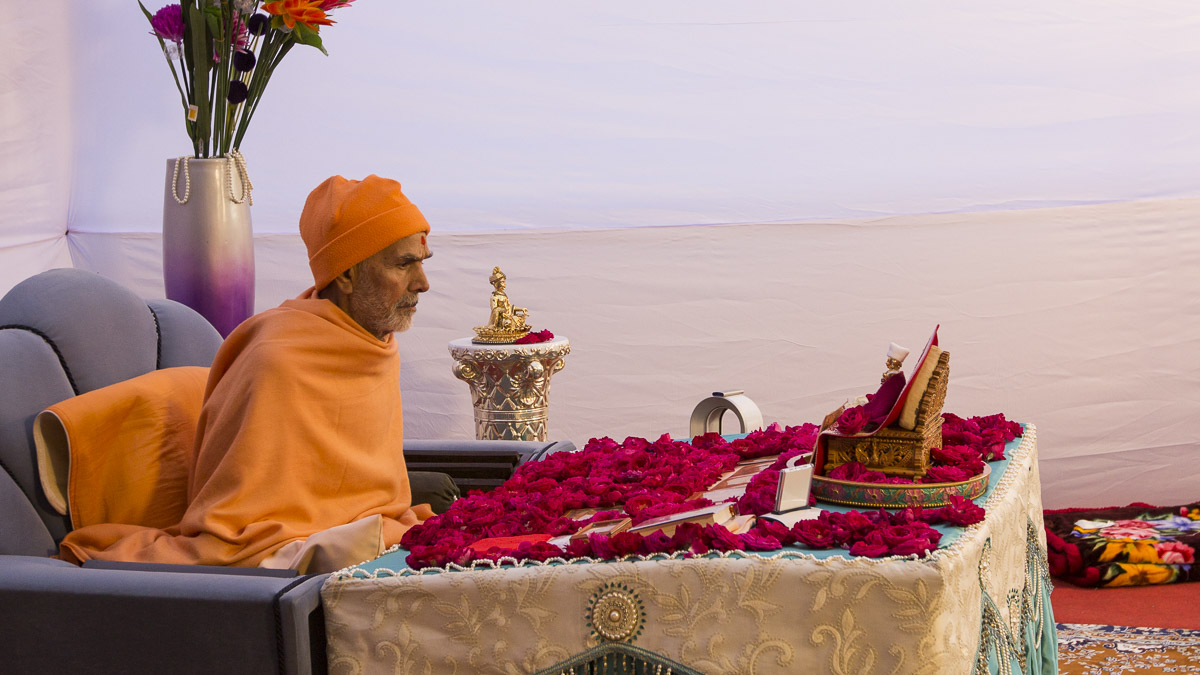 Param Pujya Mahant Swami Maharaj performs his morning puja, 8 Mar 2017