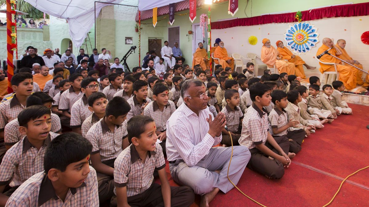 Students sing kirtans in Param Pujya Mahant Swami Maharaj's morning puja, 8 Mar 2017