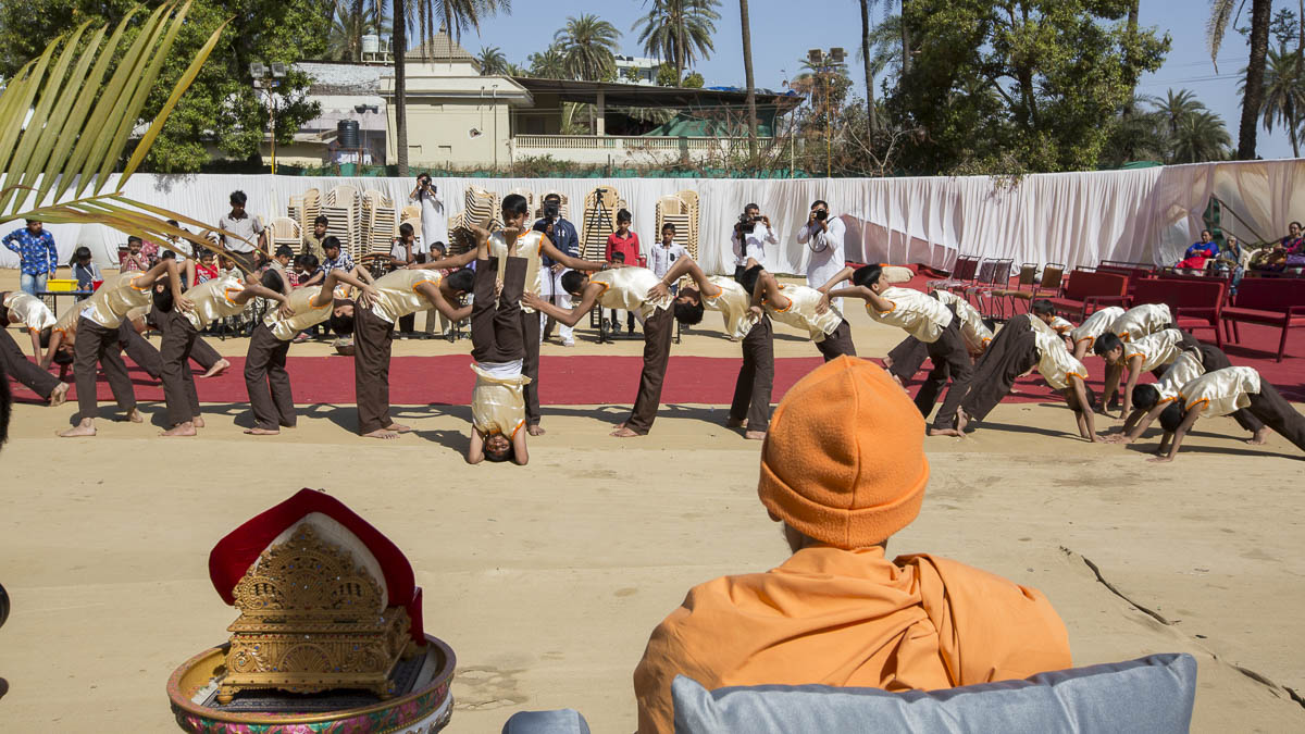 Students perform before Param Pujya Mahant Swami Maharaj, 8 Mar 2017