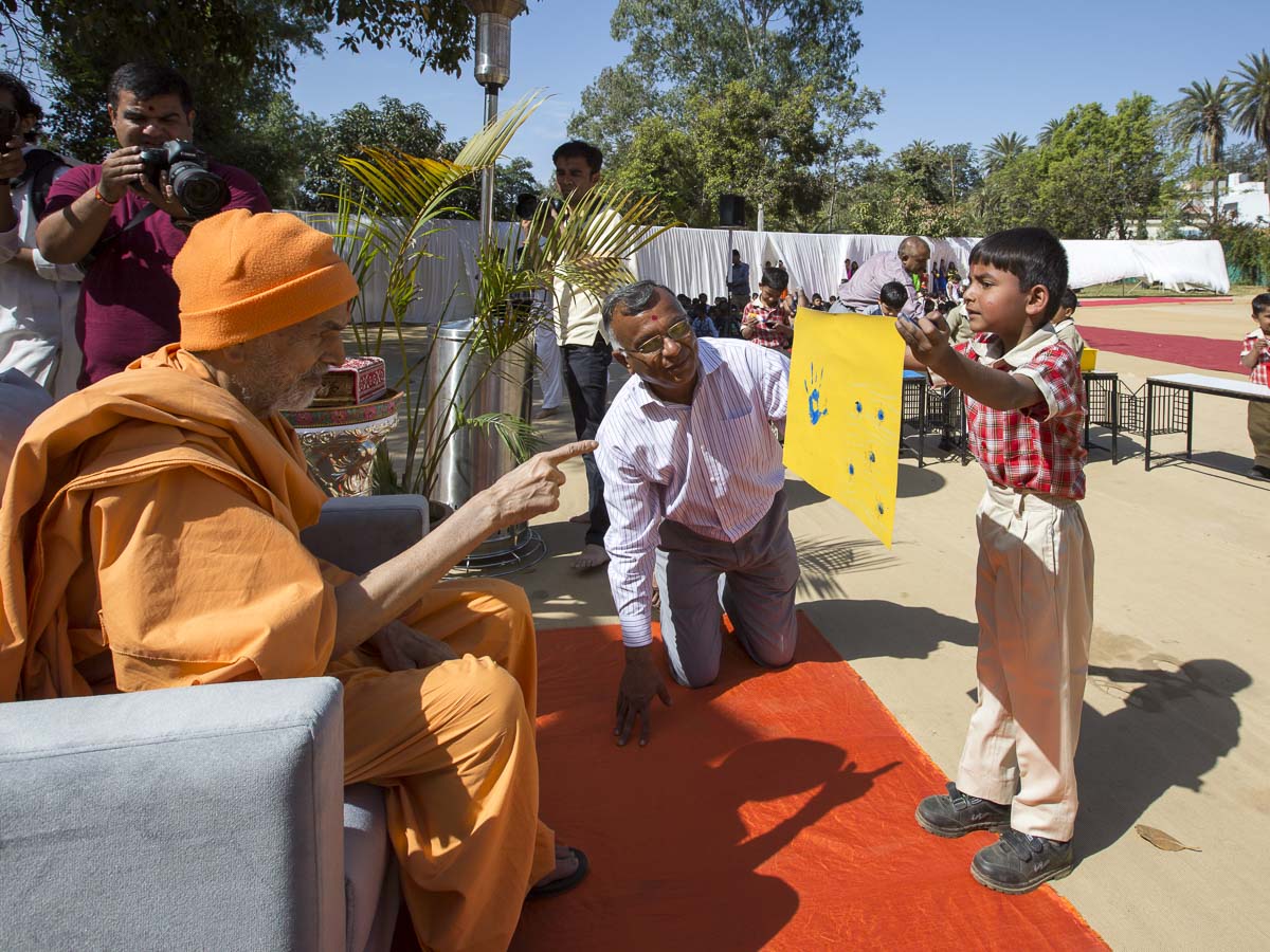 A student show his creation to Param Pujya Mahant Swami Maharaj, 8 Mar 2017