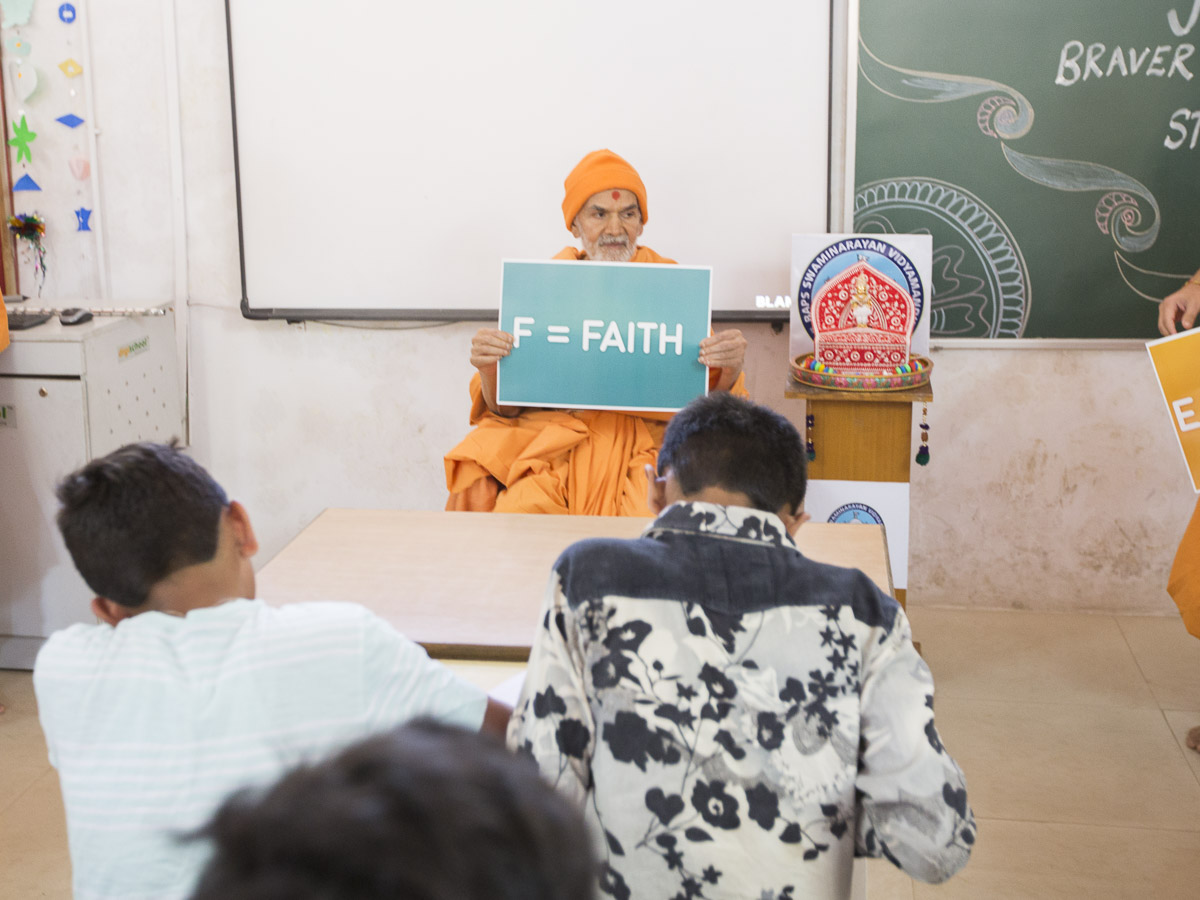 Param Pujya Mahant Swami Maharaj interacts with students, 8 Mar 2017