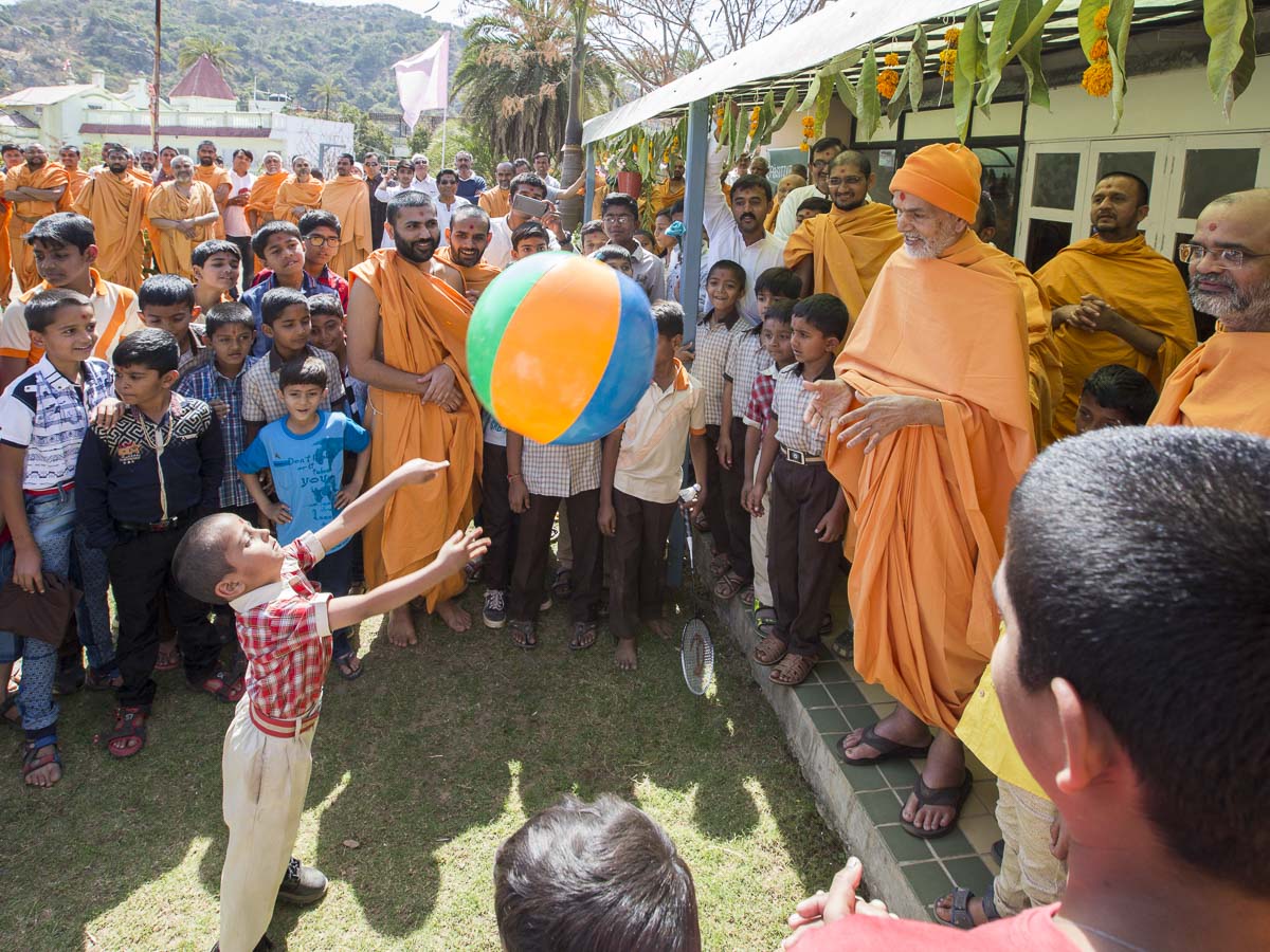 Param Pujya Mahant Swami Maharaj play with students, 8 Mar 2017