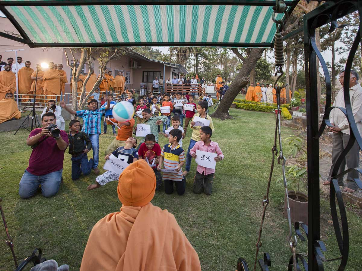Param Pujya Mahant Swami Maharaj interact with students, 8 Mar 2017