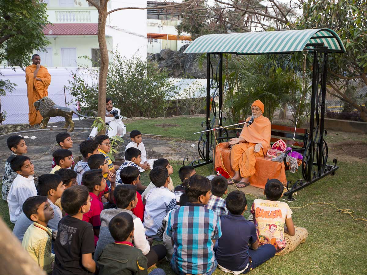 Param Pujya Mahant Swami Maharaj blesses students, 8 Mar 2017