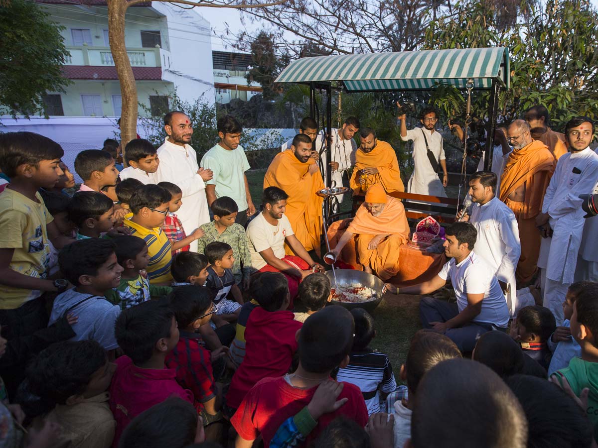Param Pujya Mahant Swami Maharaj make prasad for students, 8 Mar 2017