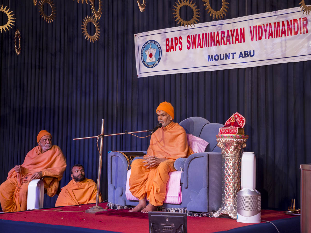 Param Pujya Mahant Swami Maharaj blesses the assembly, 8 Mar 2017