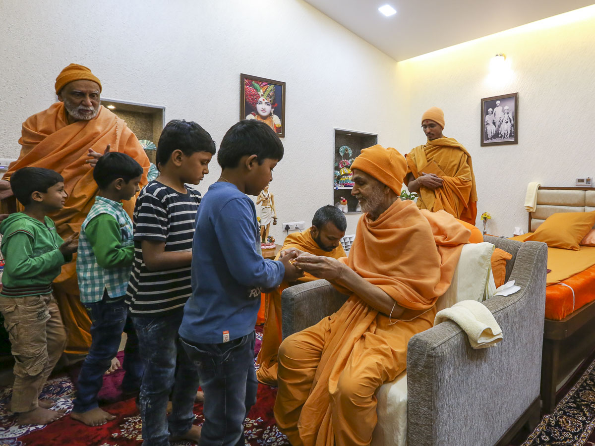 Param Pujya Mahant Swami Maharaj give chocolates to students, 8 Mar 2017