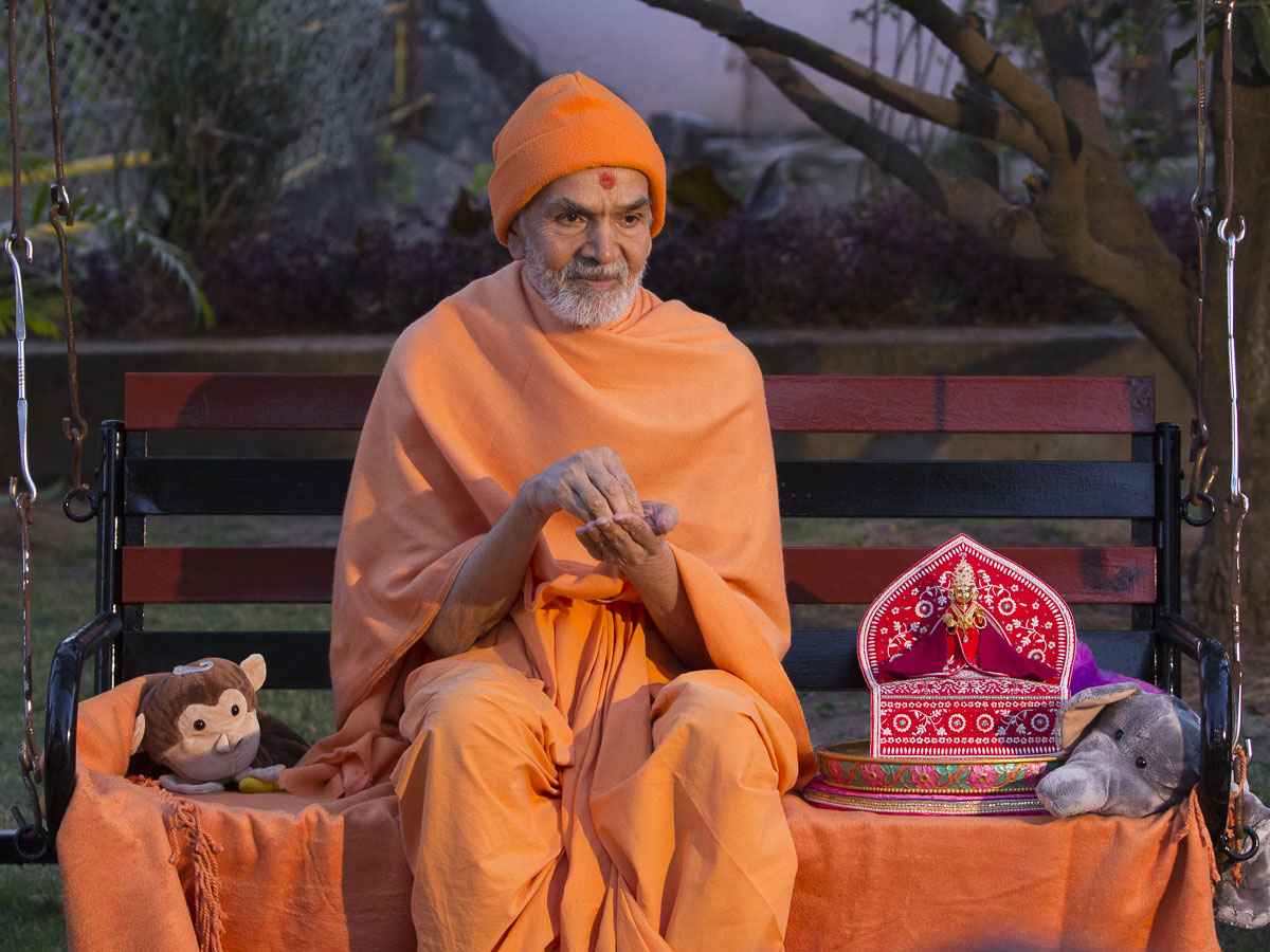 Param Pujya Mahant Swami Maharaj play games with students, 8 Mar 2017