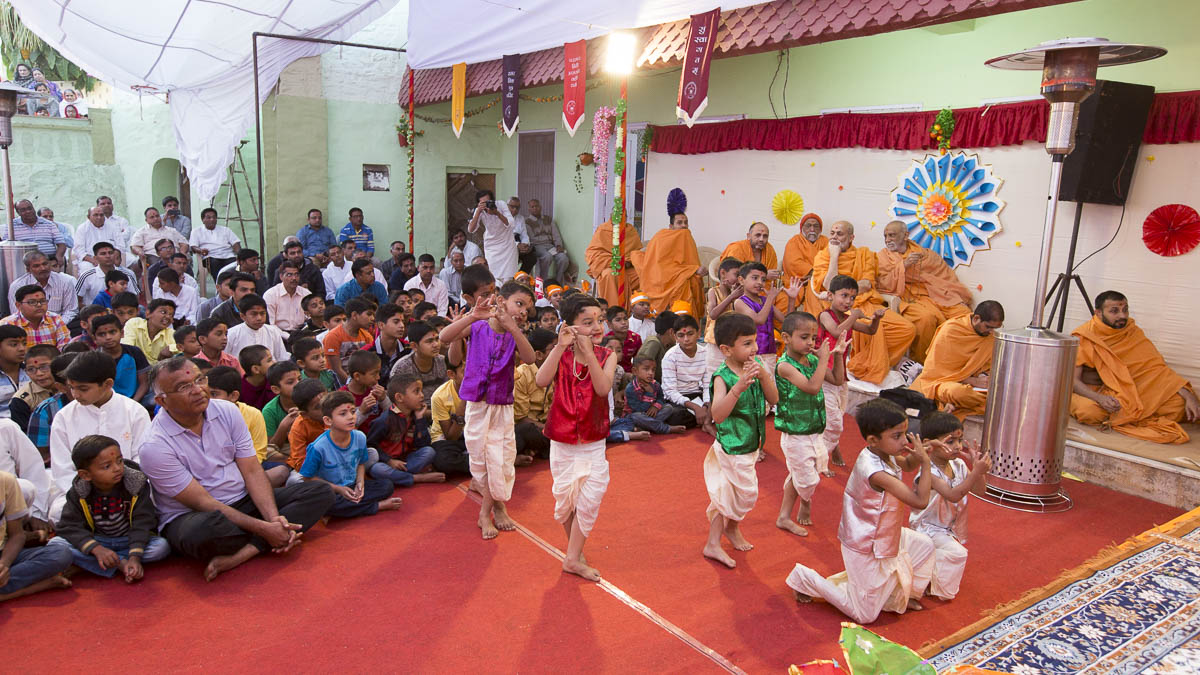 Students perform a cultural dance before Param Pujya Mahant Swami Maharaj, 9 Mar 2017