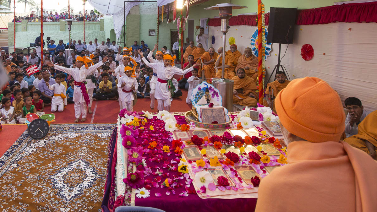 Students perform a cultural dance before Param Pujya Mahant Swami Maharaj, 9 Mar 2017