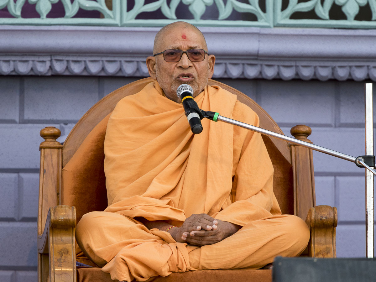 Pujya Bhaktipriya Swami (Pujya Kothari Swami) addresses the assembly