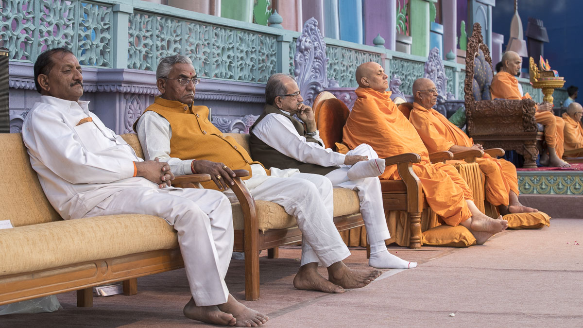Param Pujya Mahant Swami Maharaj, senior sadhus and dignitaries on stage