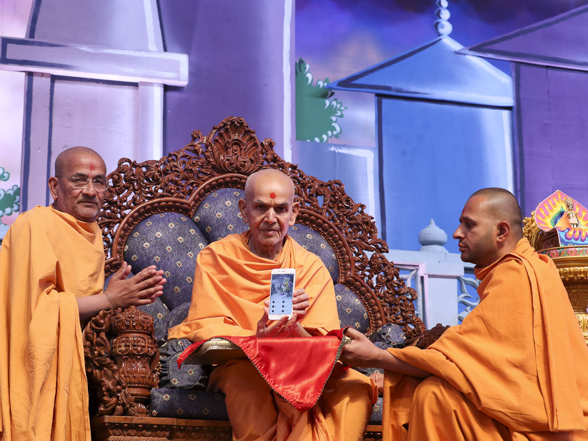 Param Pujya Mahant Swami Maharaj inaugurates a new Vachanamrut application for mobile phones