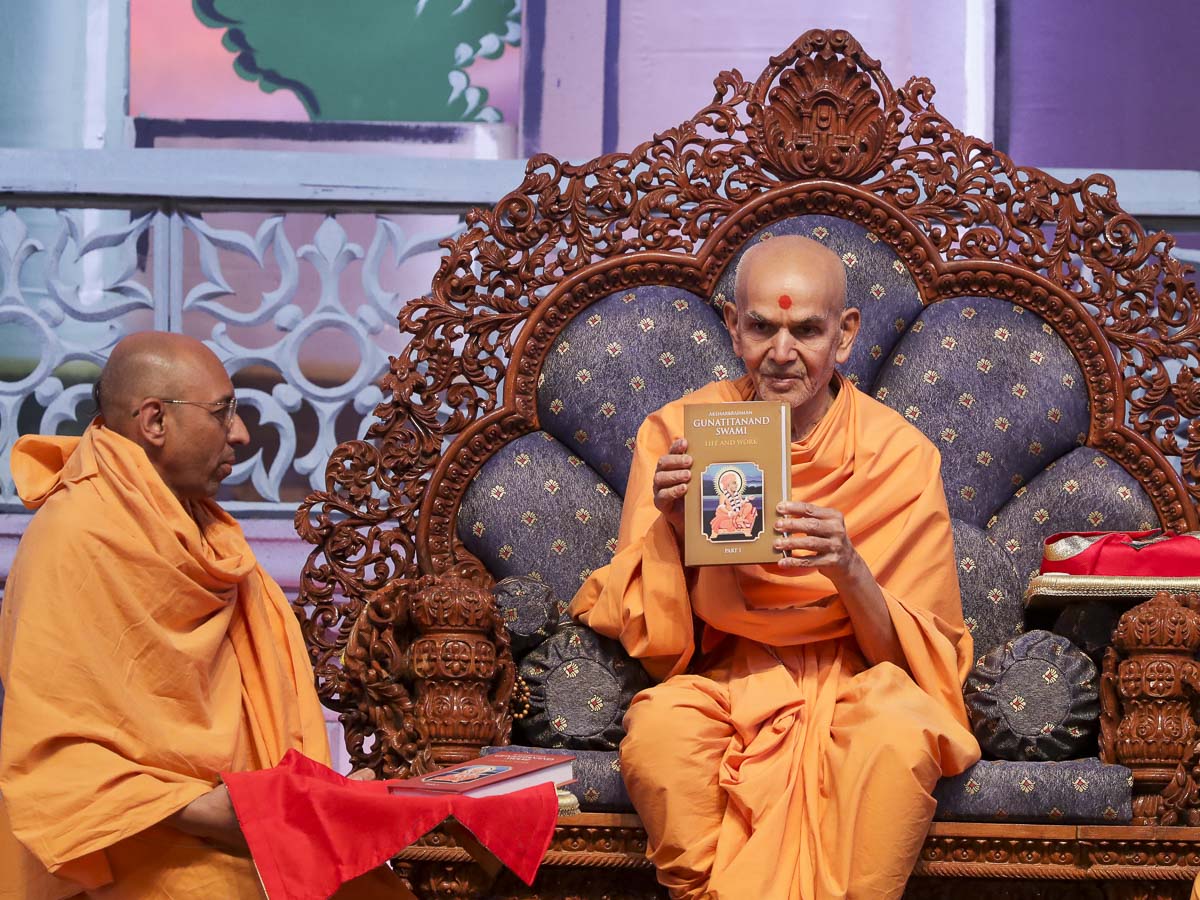 Param Pujya Mahant Swami Maharaj inaugurates a new print publication, 'Aksharbrahman Gunatitanand Swami: Life and Work (Parts 1 & 2)'