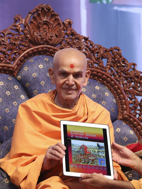 Param Pujya Mahant Swami Maharaj inaugurates new ebooks: 'Prasangam 2009', 'Gems from Shikshapatri', 'Hinduism: Festivals, Rituals & Symbols', 'Truth from Under a Tree'