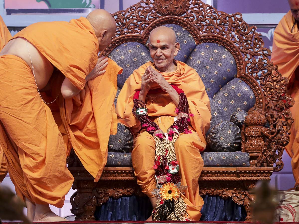 Pujya Viveksagar Swami honors Param Pujya Mahant Swami Maharaj with a garland