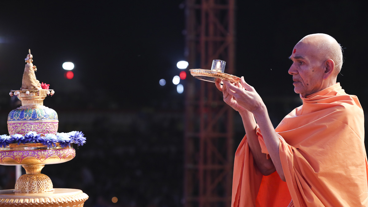 Param Pujya Mahant Swami Maharaj performs arti