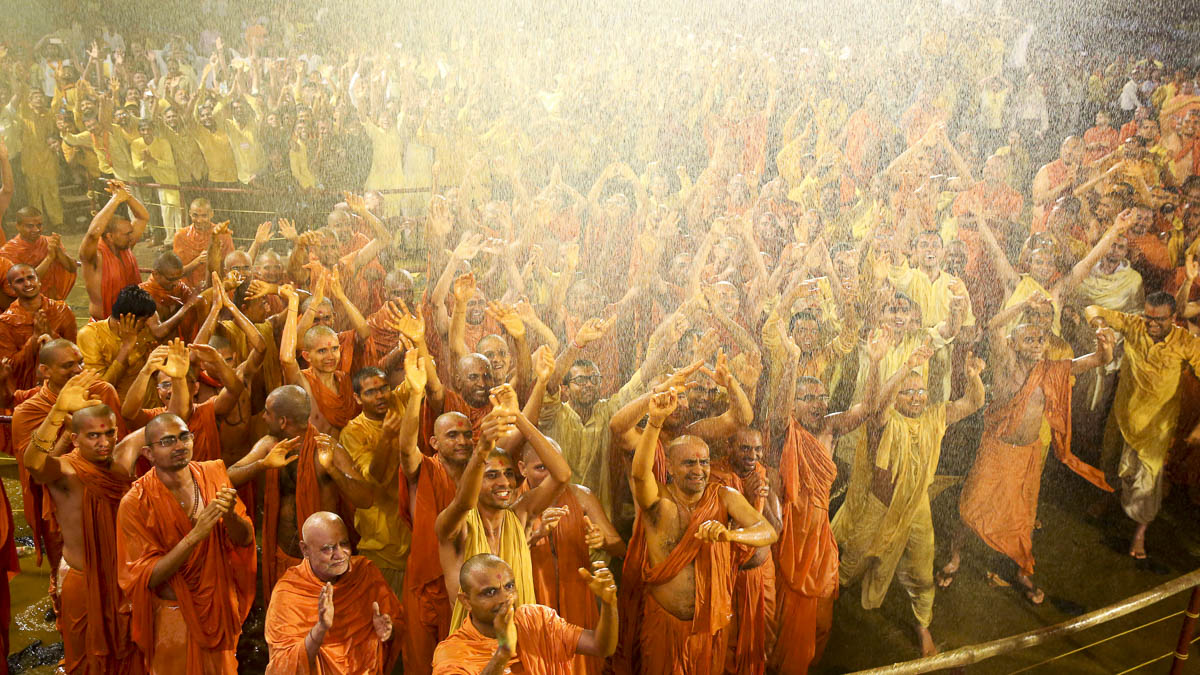 Sadhus rejoice before Param Pujya Mahant Swami Maharaj