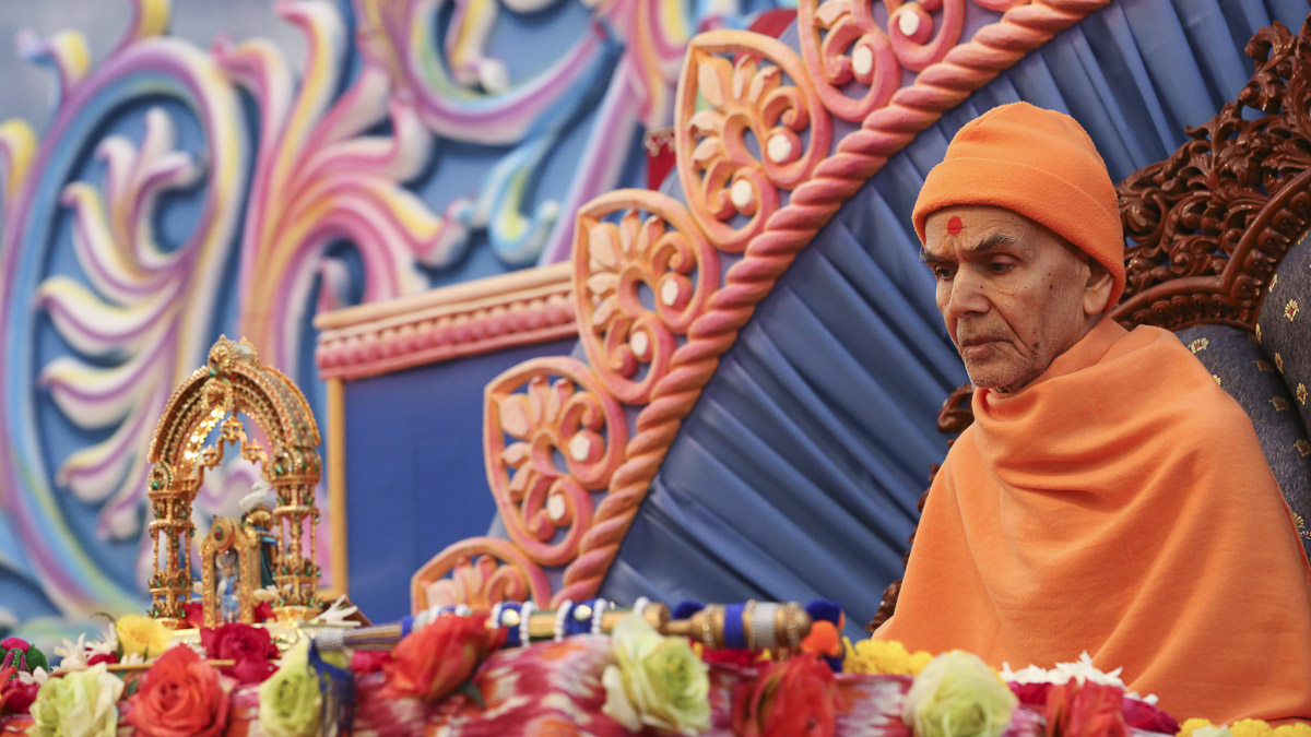 Param Pujya Mahant Swami Maharaj performs his morning puja 