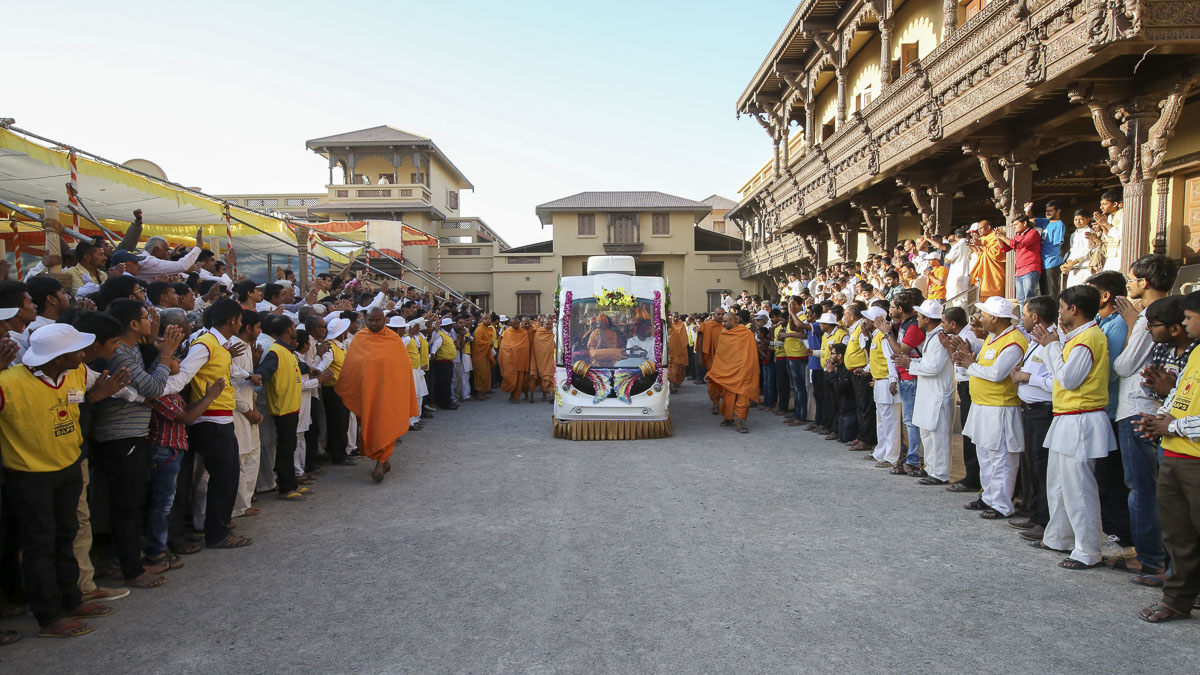 Devotees doing darshan of Param Pujya Mahant Swami Maharaj 
