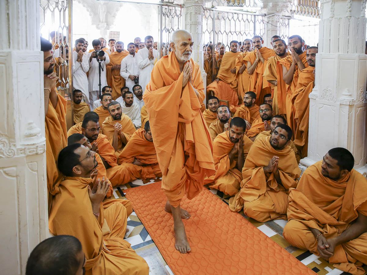 Param Pujya Mahant Swami Maharaj engrossed in darshan of Thakorji, 9 March 2017