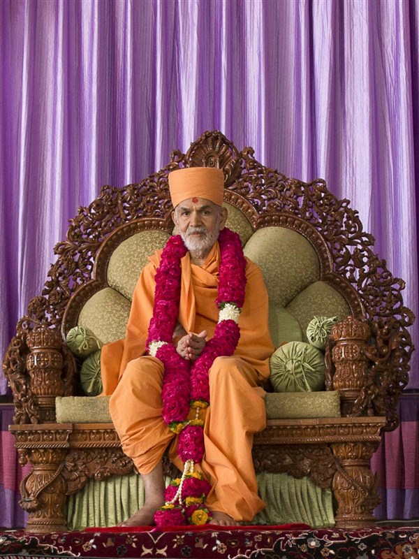 Param Pujya Mahant Swami Maharaj honored with a garland, 9 March 2017