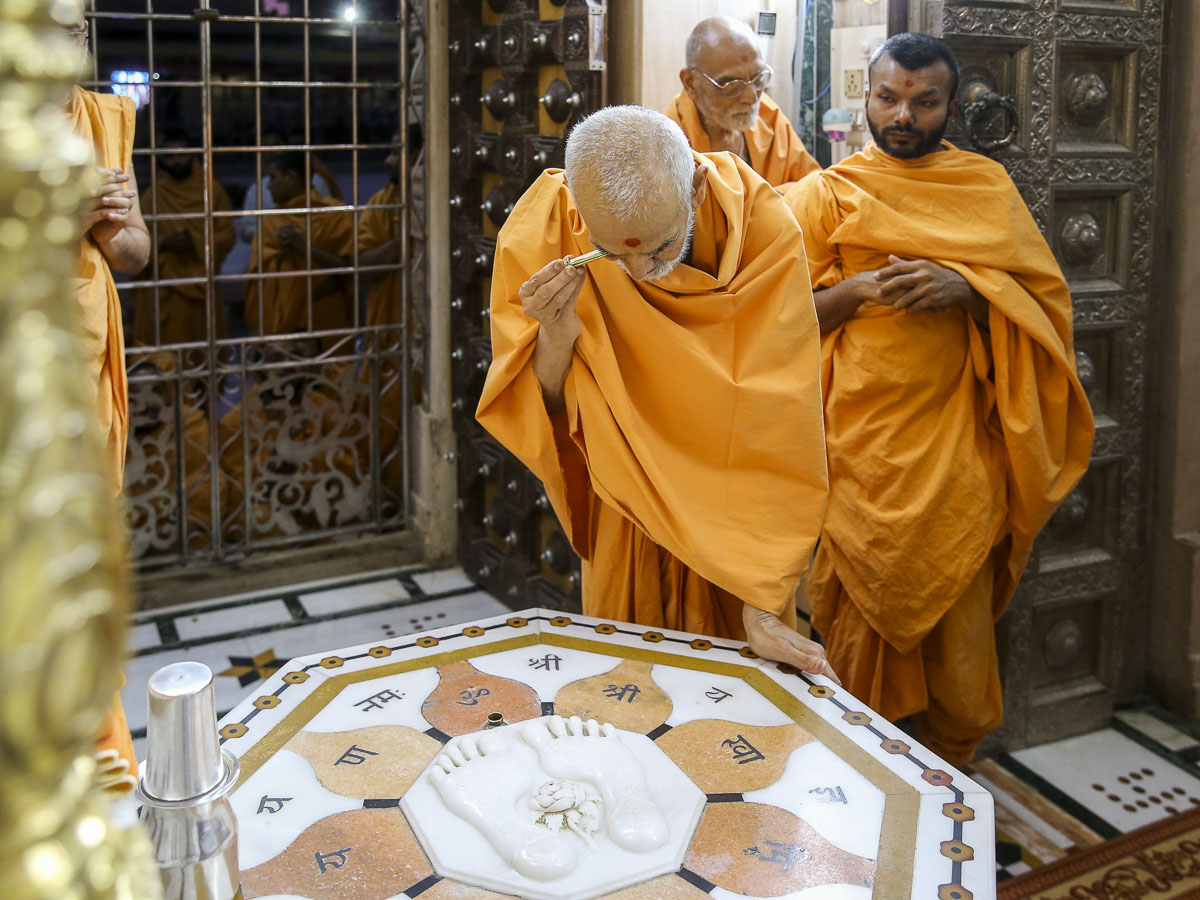 Param Pujya Mahant Swami Maharaj engrossed in darshan at Shri Yagnapurush Smruti Mandir, 9 March 2017