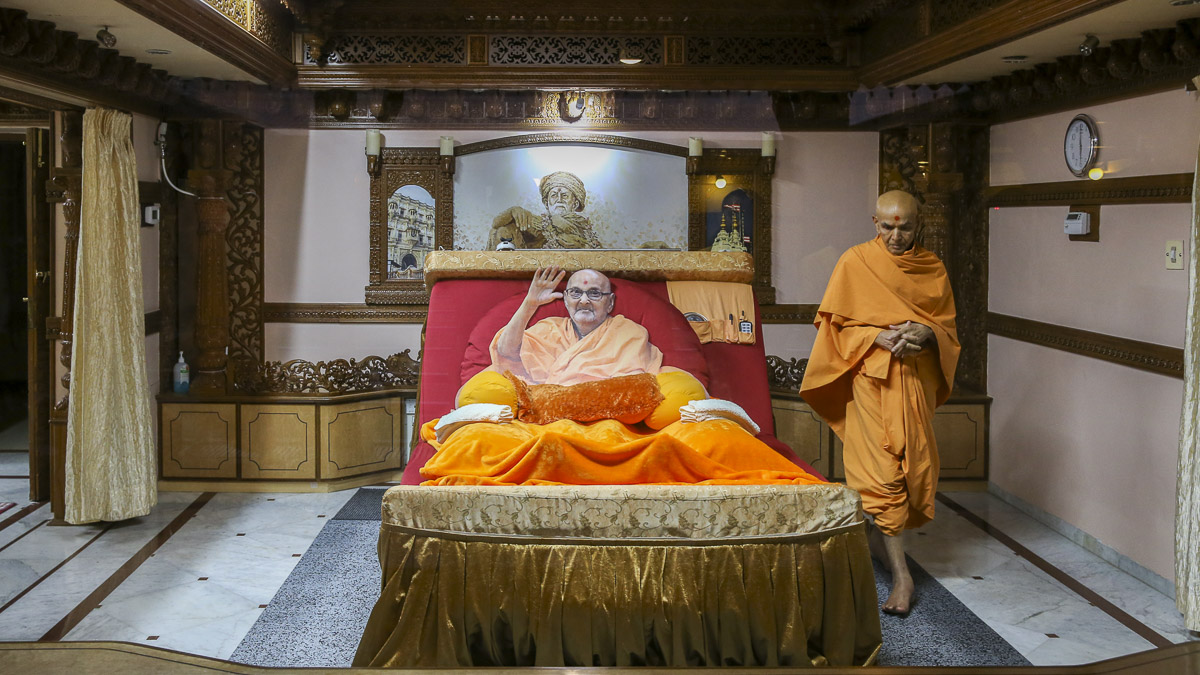 Param Pujya Mahant Swami Maharaj performs pradakshina in Brahmaswarup Pramukh Swami Maharaj's room, 10 March 2017 