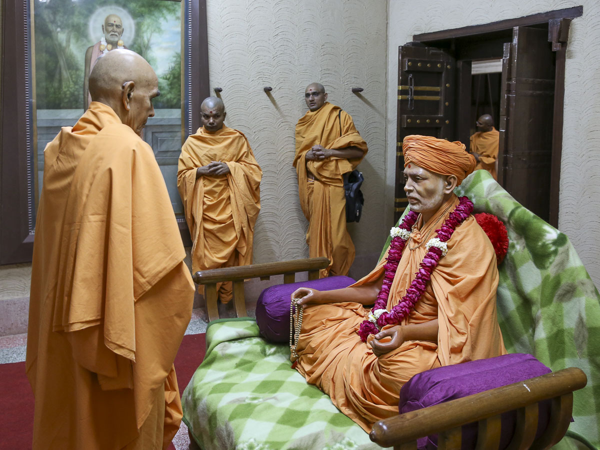 Param Pujya Mahant Swami Maharaj engrossed in darshan of Brahmaswarup Shastriji Maharaj, 10 March 2017