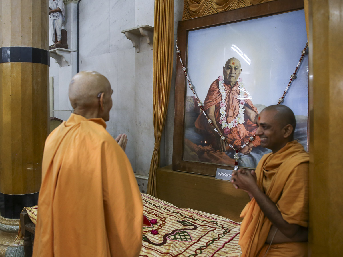 Param Pujya Mahant Swami Maharaj engrossed in darshan of Brahmaswarup Shastriji Maharaj at Rang Mandap, 10 March 2017 