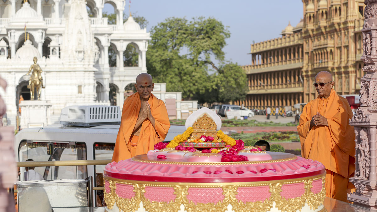 Param Pujya Mahant Swami Maharaj engrossed in darshan at Brahmaswarup Pramukh Swami Maharaj's samadhi, 10 March 2017