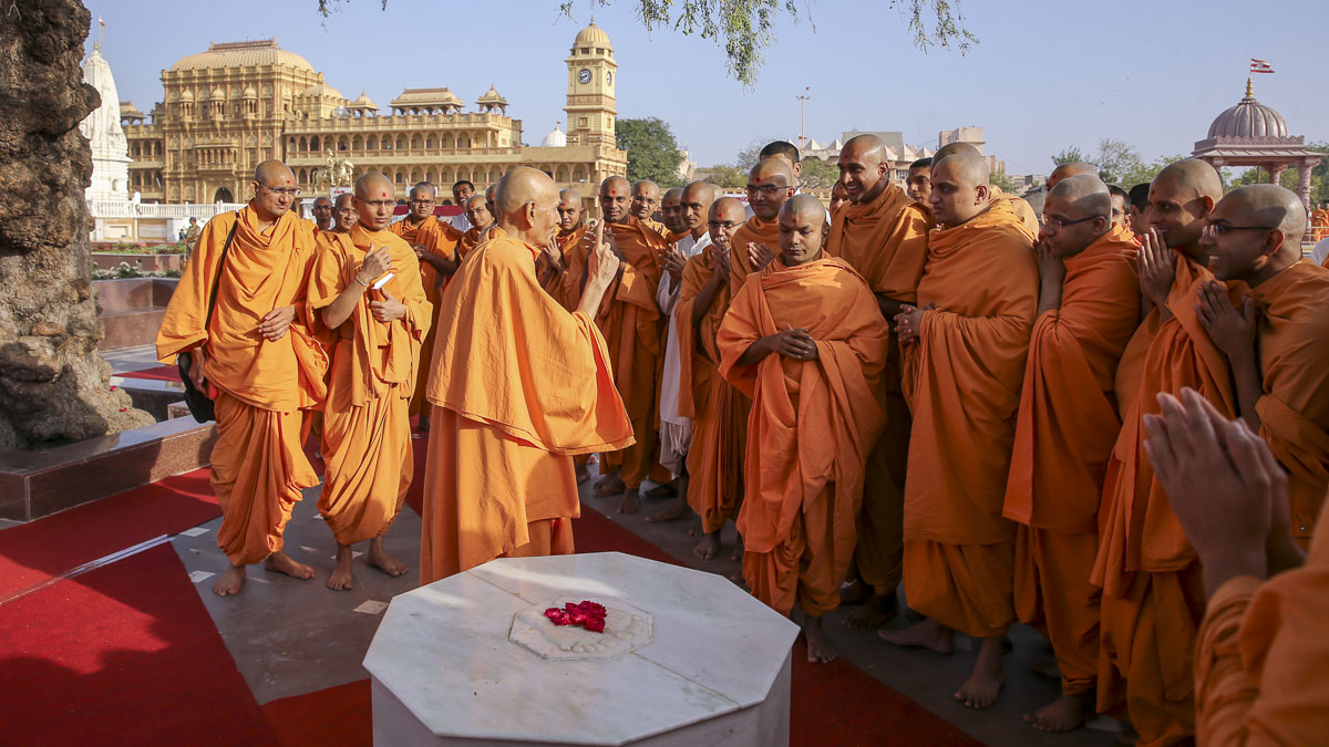 Sadhus doing darshan of Param Pujya Mahant Swami Maharaj, 10 March 2017