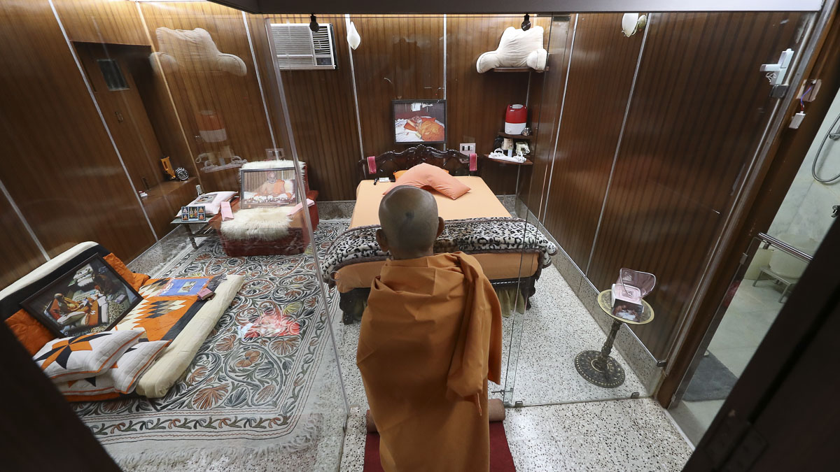 Param Pujya Mahant Swami Maharaj doing darshan in old room of Brahmaswarup Pramukh Swami Maharaj, 11 March 2017