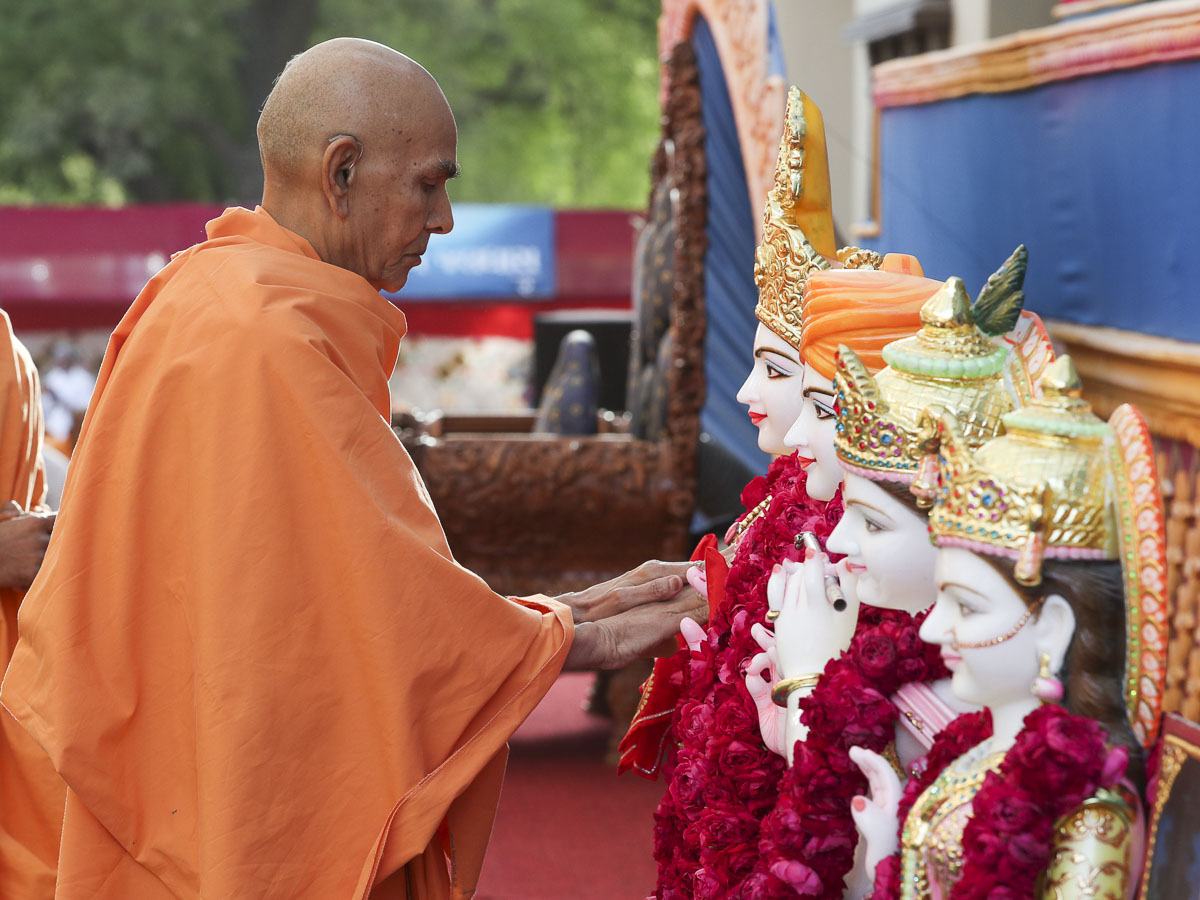 Param Pujya Mahant Swami Maharaj performs pratishtha rituals of murtis, Parvat Patia, Surat, 11 March 2017